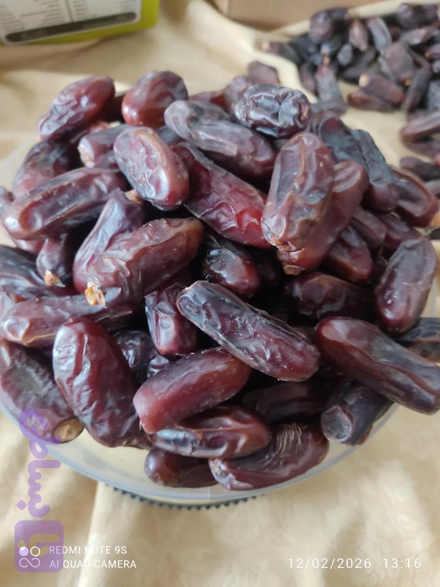 خرما خشک تازه و طبیعی با طعم شیرین و بافت نرم، مناسب مصرف روزانه، پذیرایی و استفاده در آجیل و دسر. محصولی با کیفیت و سالم از بهترین باغات ایران.