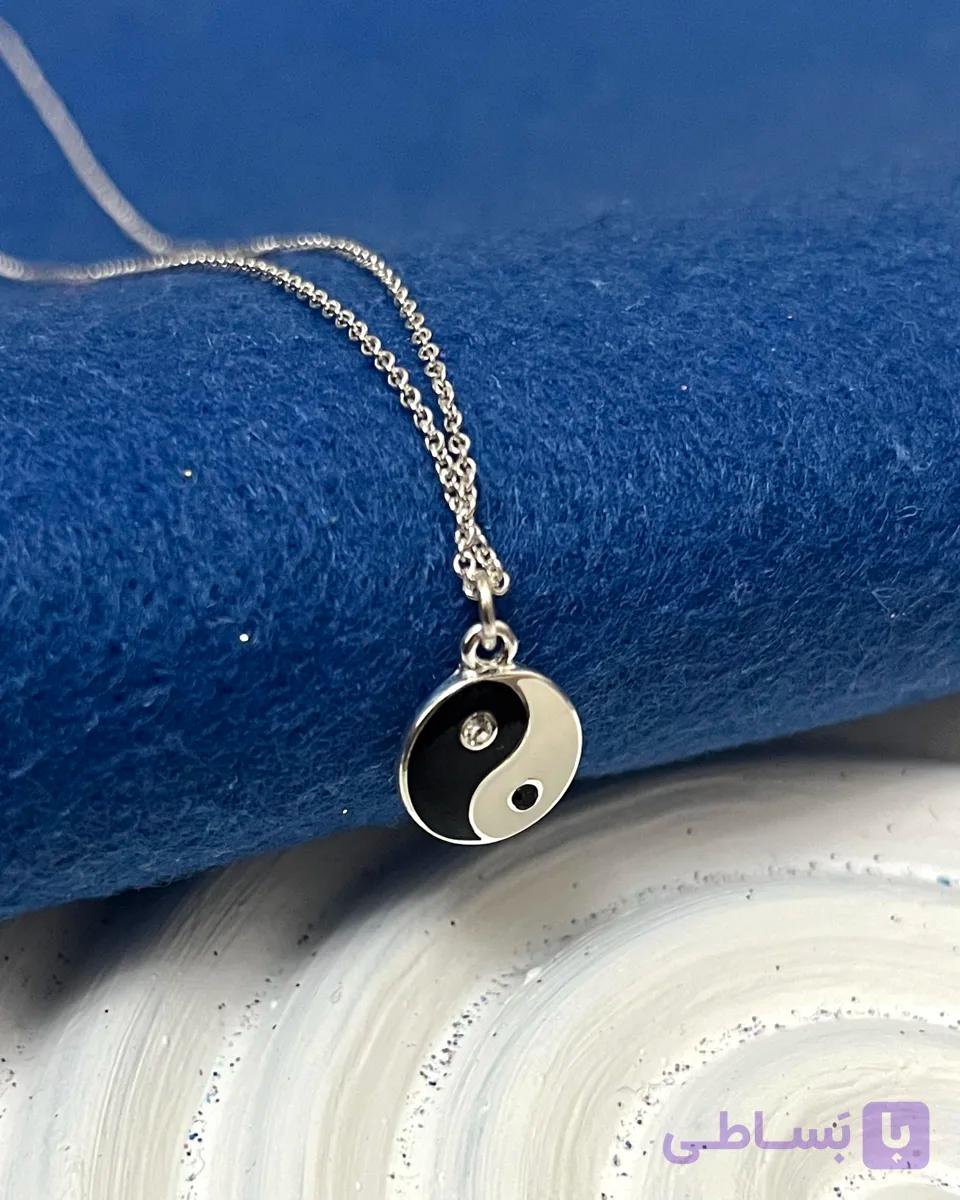 گردنبند وارداتی yin and yang نقره ای ضد حساسیت میناکاری
