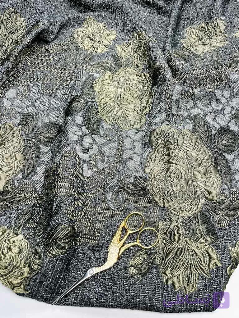 پارچه ژاکارد ترک حاشیه‌دار گل رز زیتونی طلایی زغالی Roseraie d’Obsidienne Jacquard — تصویر 1