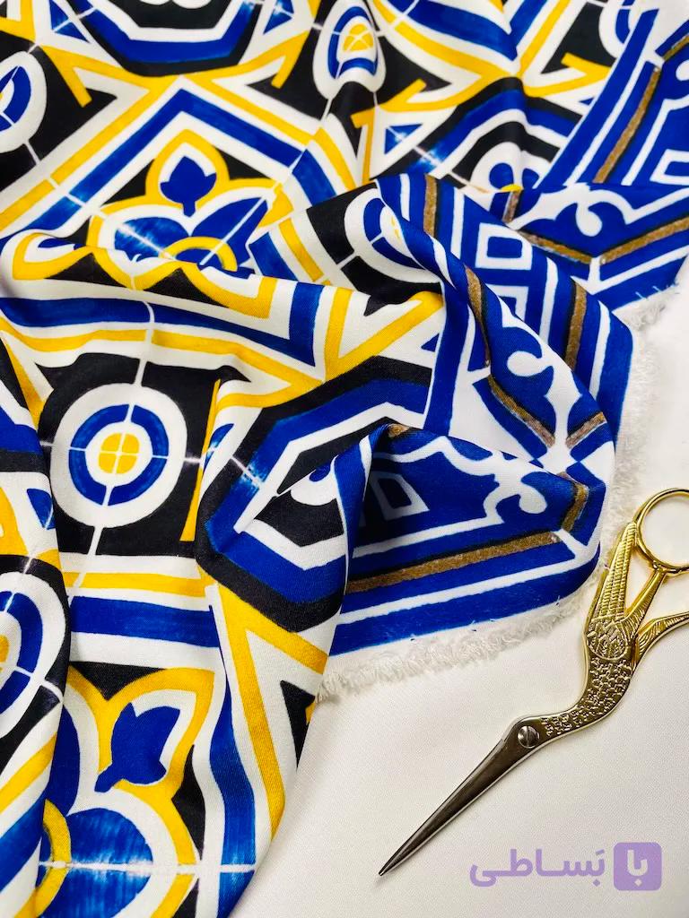 پارچه کرپ مازاراتی چاپی طرح کاشی آبی زرد Azulejo Royale Printed Maserati Crepe — تصویر 1