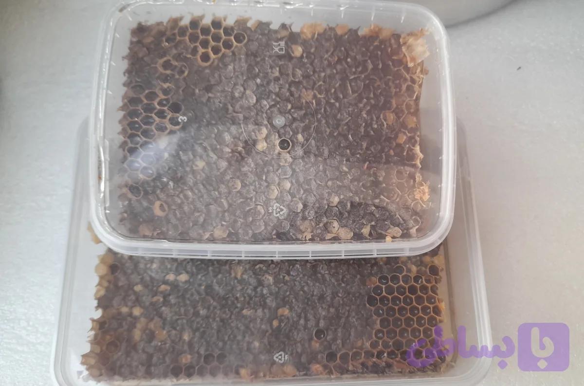 عسل با موم تیره