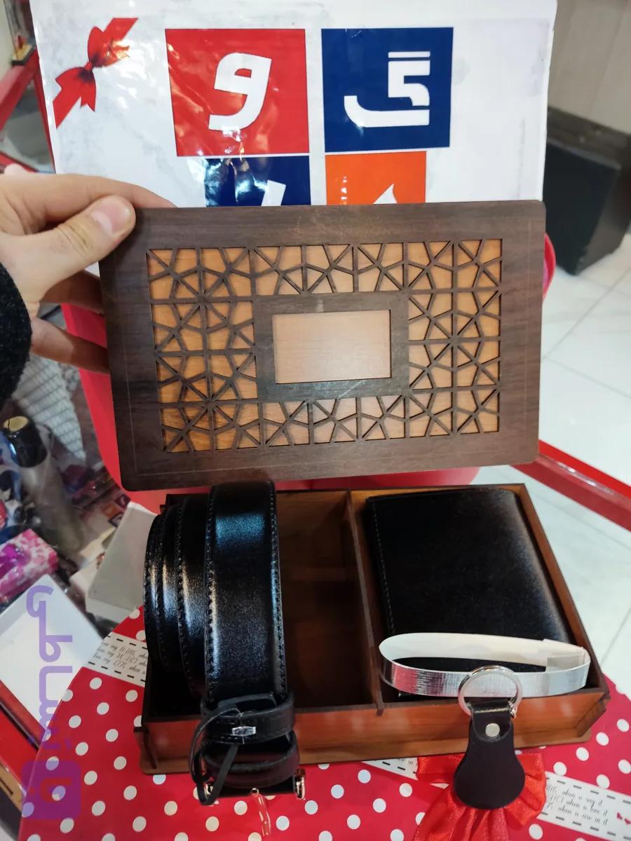 ست کیف کوتاه جیبی مردانه و کمربندچرم منبت و جا کلیدی چرم طبیعی گاوی درجه یک جعبه مشبک چوبی