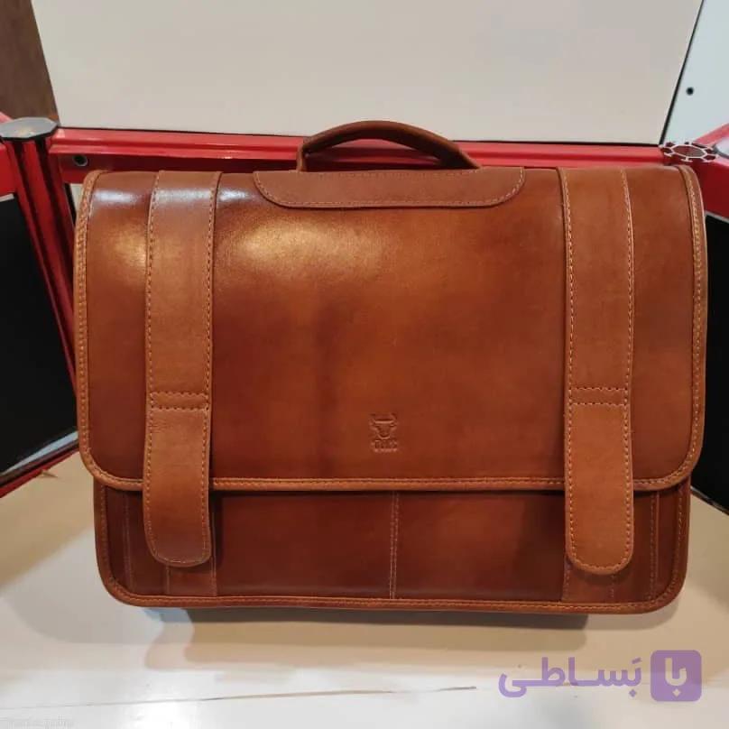 کیف کار و اداری و چرم طبیعی برند Tak رنگ عسلی نوع چرم عالی دارای چند جای مختلف و چند زیپ بند چرمی و کاور محافظ