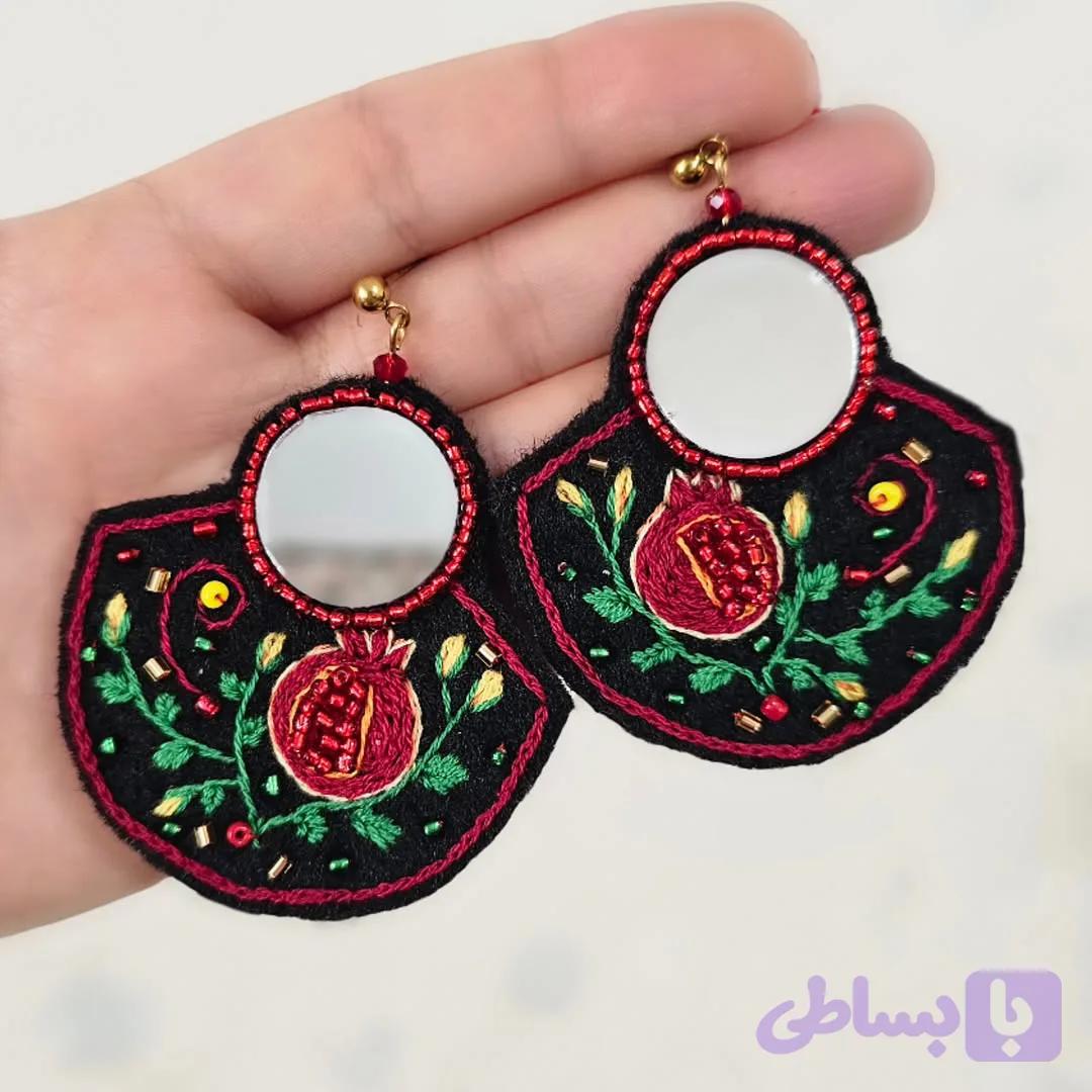 گوشواره‌ گلدوزی افسانهٔ انار و آینه