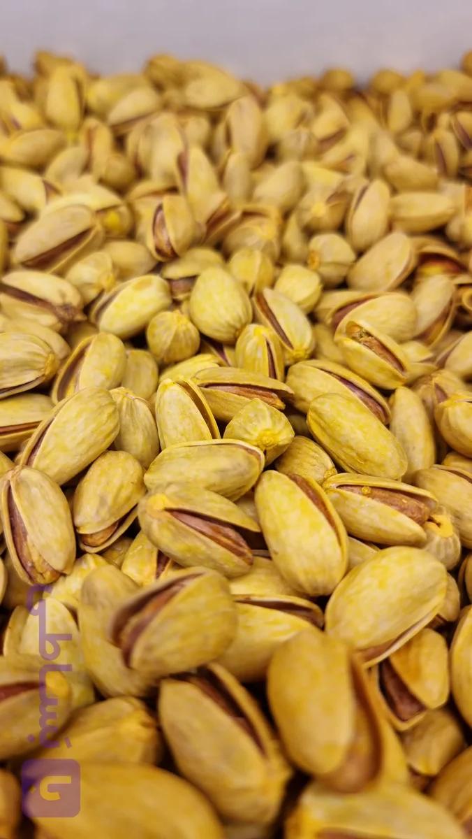 پسته اکبری شور زعفرانی دست چین (هر نیم کیلو)