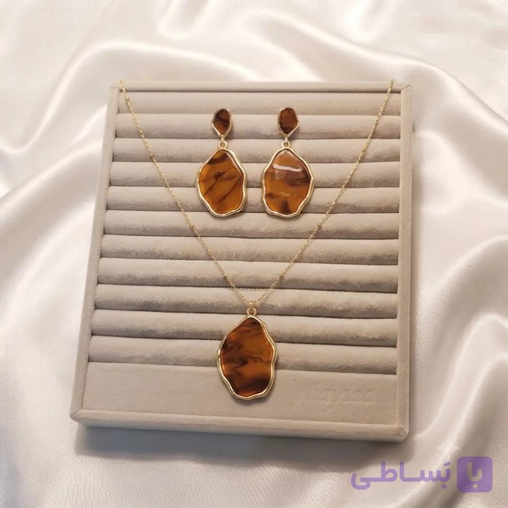 ست گردنبند و گوشواره رزین عسلی — تصویر 1