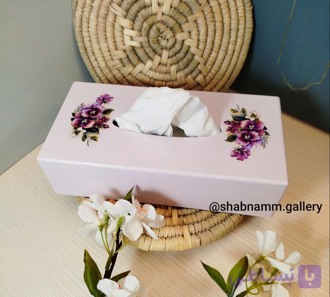 جا دستمال کاغذی چوبی دست‌ساز دکوپاژ طرح دسته‌گل رز بنفش و یاسی به سبک کلاسیک