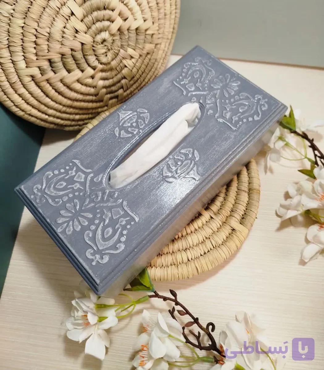 جا دستمال کاغذی چوبی دست‌ساز پتینه طرح نقوش اسلیمی و اسکلتی برجسته (استنسیل رلیف)