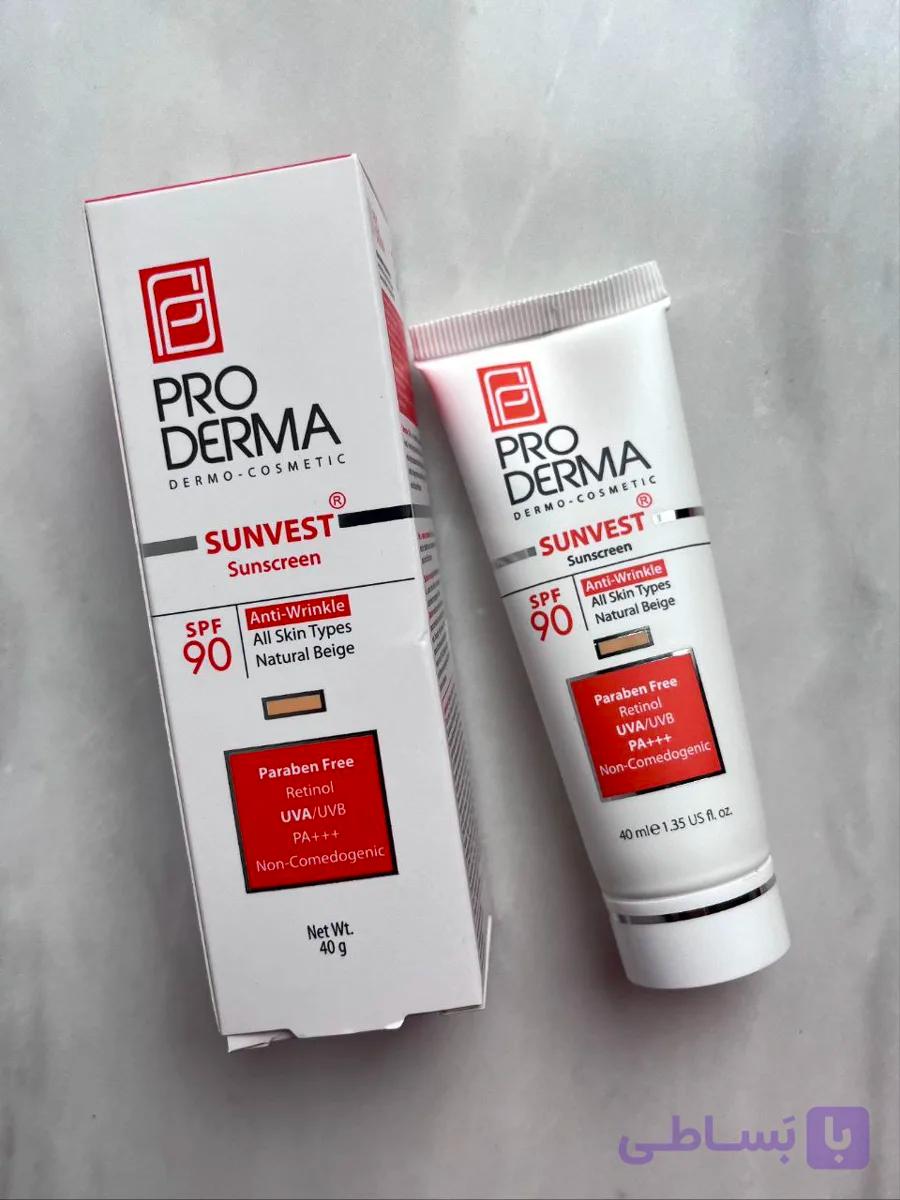 کرم ضدآفتاب رنگی و ضد چروک پرودرما Proderma با SPF90 مناسب انواع پوست با اثر پوشانندگی با رنگ بژ طبیعی