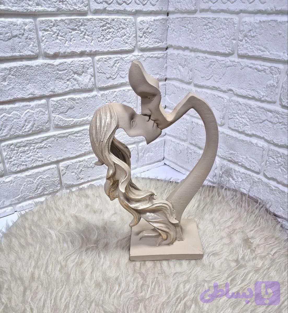 مجسمه رخ بوسه