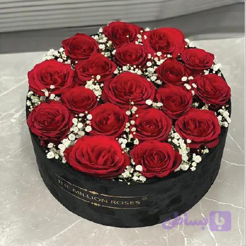 باکس گل ۲۸ شاخه رز هلندی با گل عروس