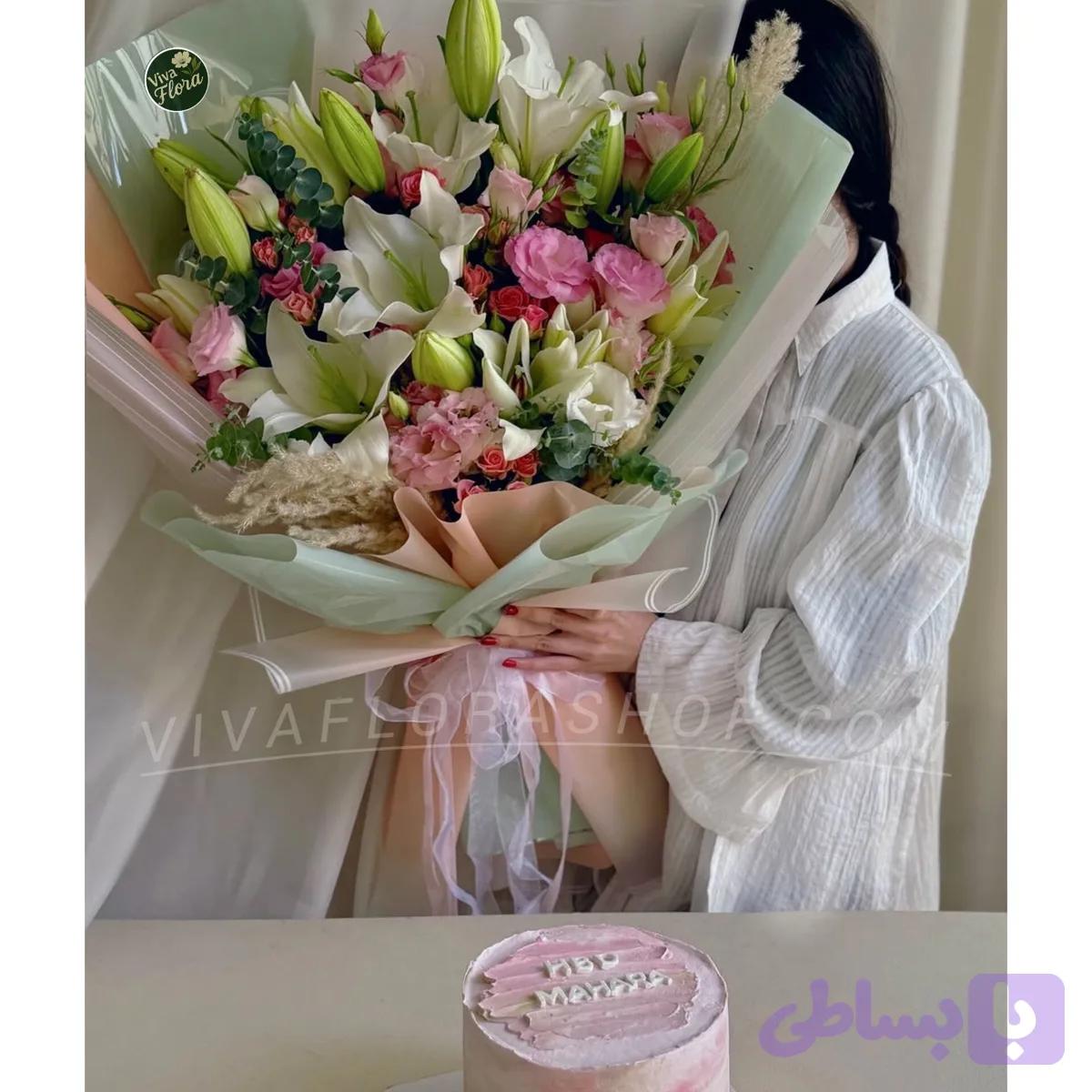 دسته گل شکوفه روز به همراه کیک