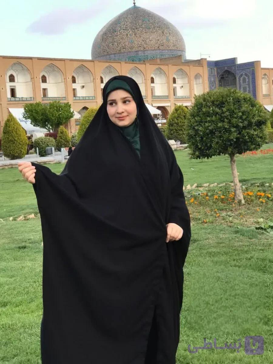 چادر مشکی زنانه طرح خبرنگاری — تصویر 1