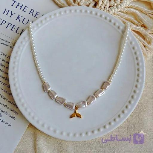 گردنبند مروارید دفرمه با پلاک دم وال کد۶۶۳ — تصویر 1