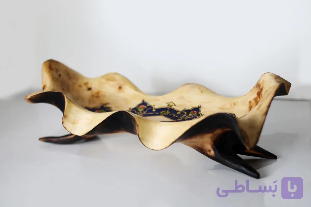 نگین تذهیب بر بستر گلابی: ظرف دکوری موج‌دار (اثر شاخص الیکا وود) — تصویر 1