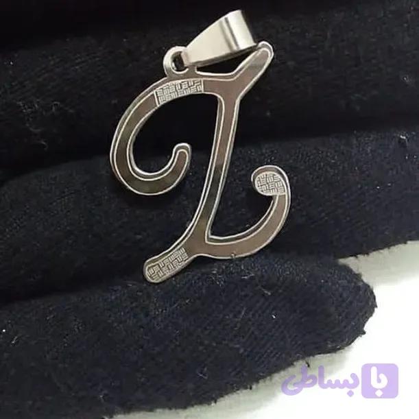 پلاک گردنبند زنانه طرح حرف لاتین L استیل رنگ ثابت و ضد حساسیت نقره ای