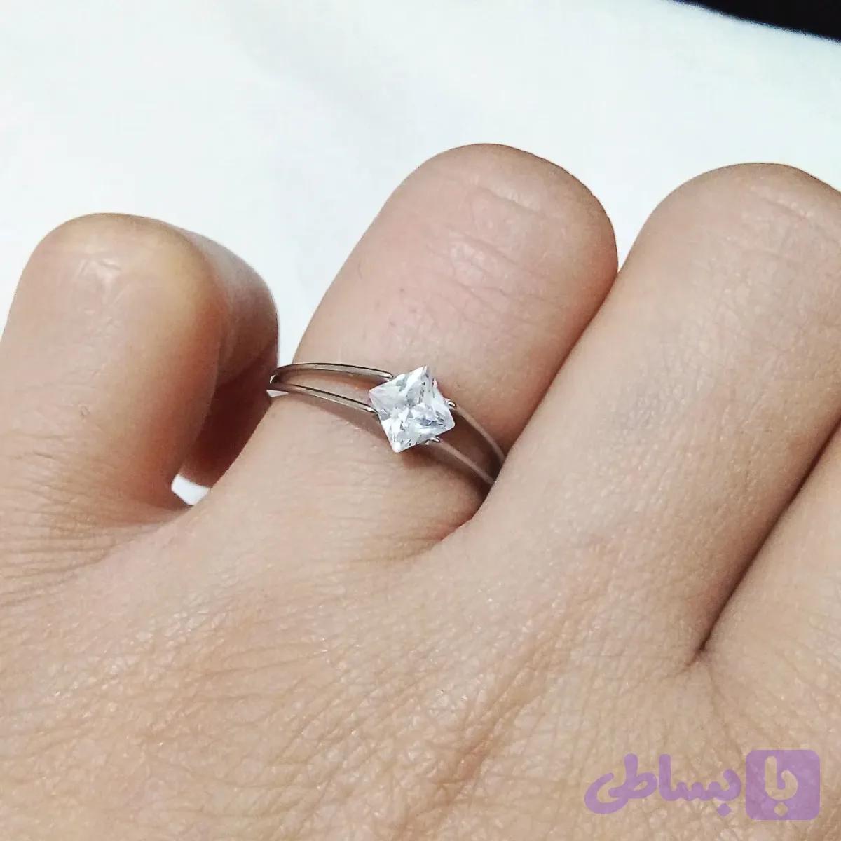 انگشتر استیل زنانه طرح جواهری نگین دار رنگ نقره ای سایز 7 و 8