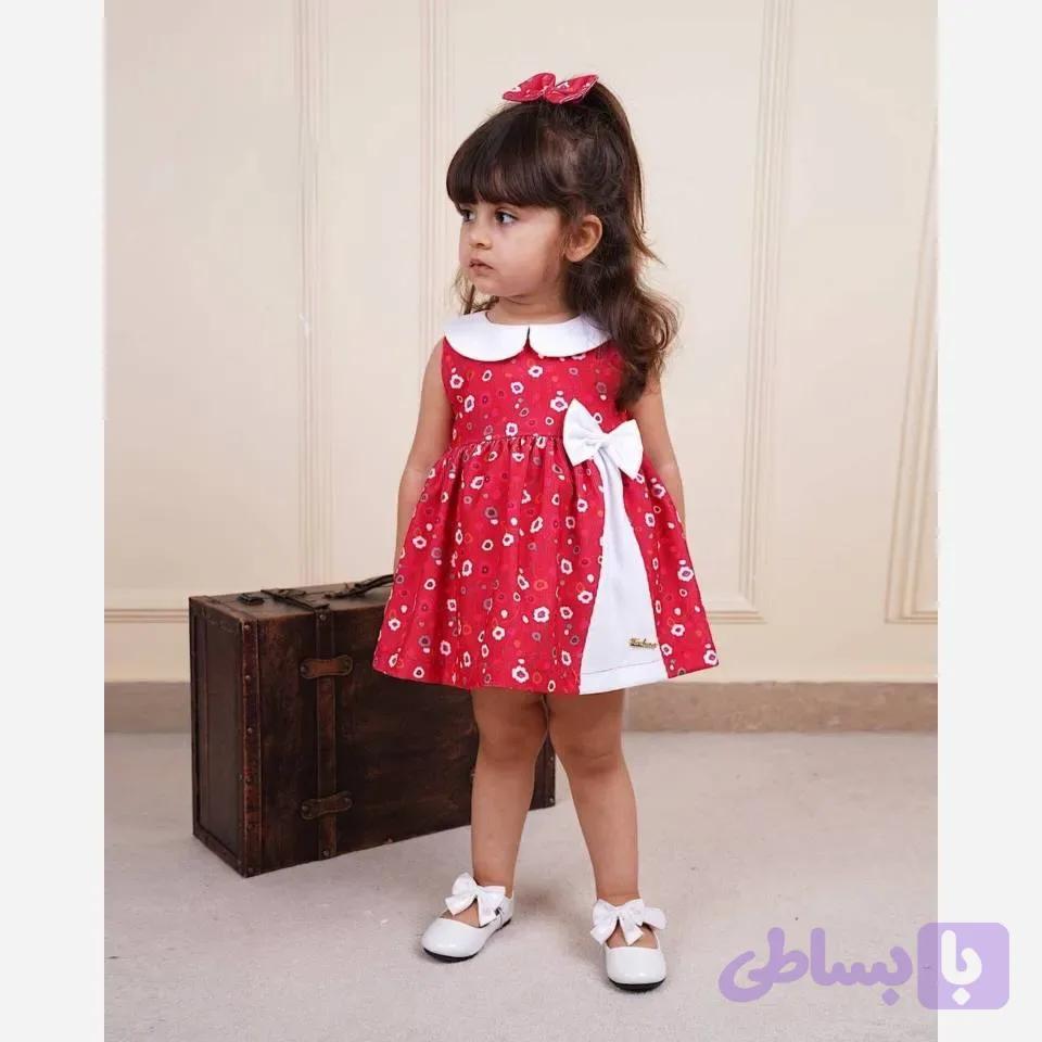 سارافون نوزادی دخترانه کبریتی کوتاه چیندار با گیره مو رنگ قرمز و صورتی