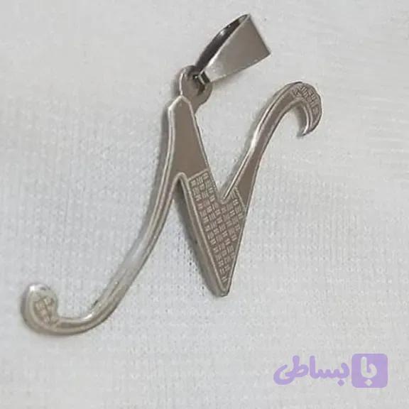 پلاک استیل زنانه طرح حرف N رنگ نقره ای