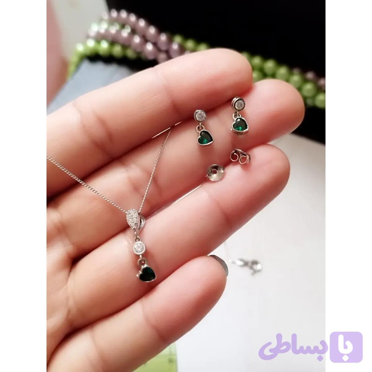 نیم ست نقره زنانه عیار 925 طرح قلب با نگین زمرد سنتاتیک