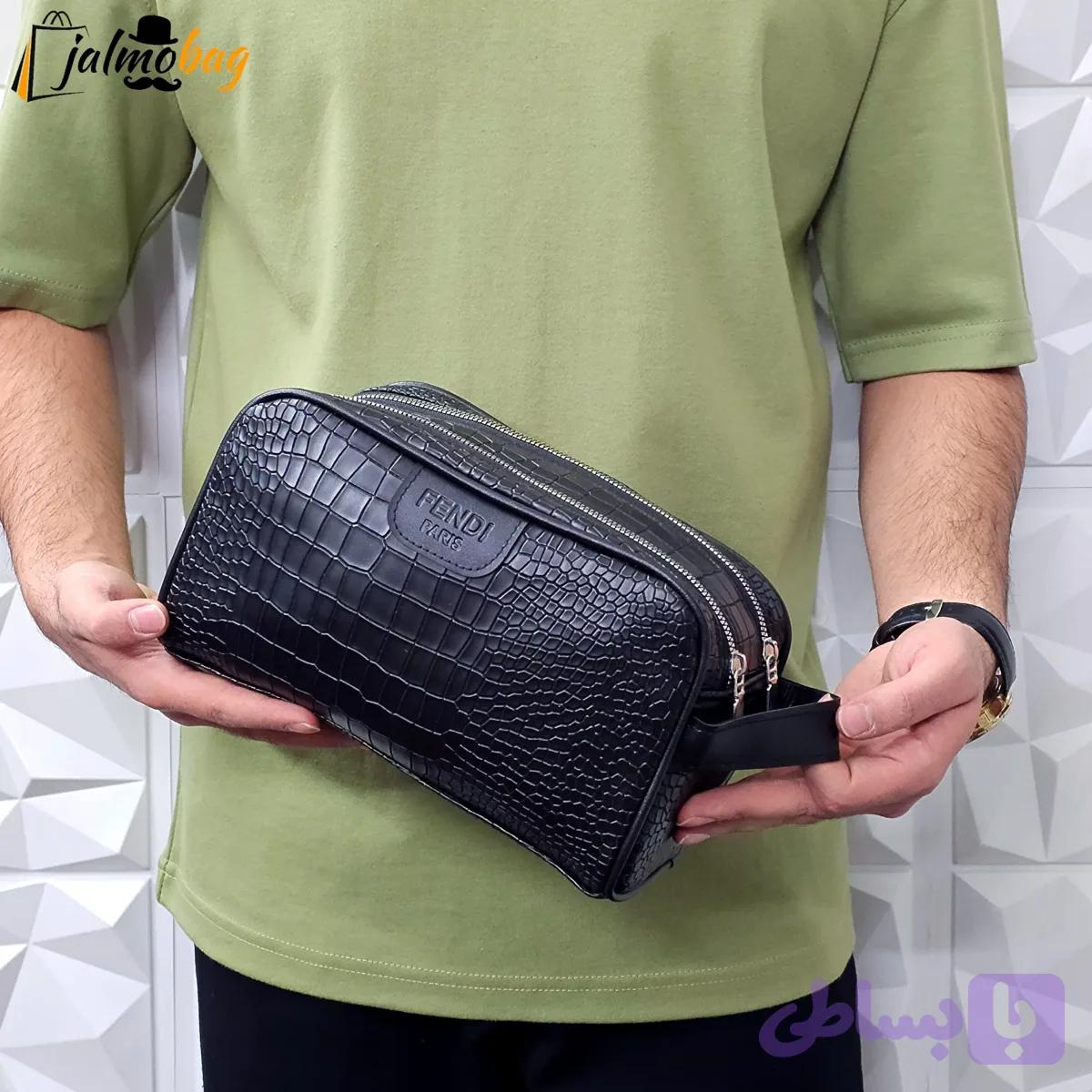 کیف دستی مردانه اسپرت طرحدار چرم صنعتی دو خانه بند دستی