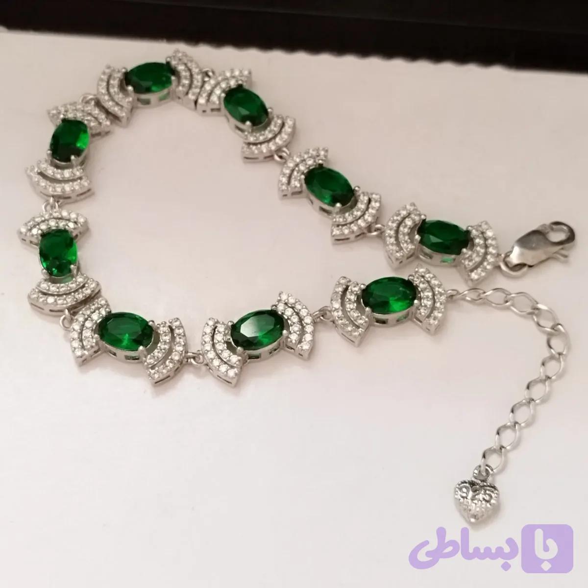 دستبند نقره زنانه عیار 925 با نگین زمرد سنتاتیک و روکش طلا سفید