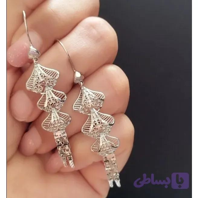 گوشواره نقره زنانه آویز عیار 925 طرح جواهری بدون نگین روکش طلا سفید وزن 4.11 گرم