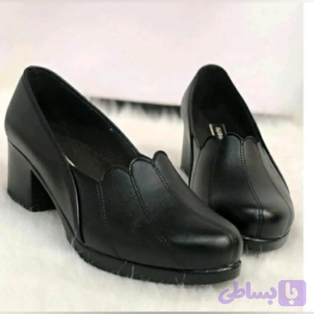 کفش طبی زنانه پاشنه دار مدل هلالی با رویه چرم صنعتی مشکی و زیره PVC