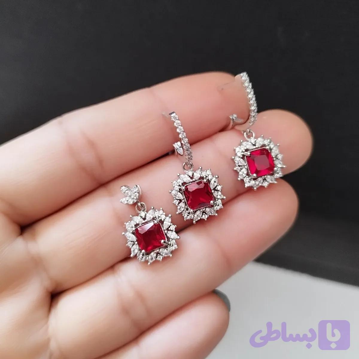 نیم ست نقره زنانه عیار 925 با نگین یاقوت سرخ سنتاتیک روکش طلا سفید