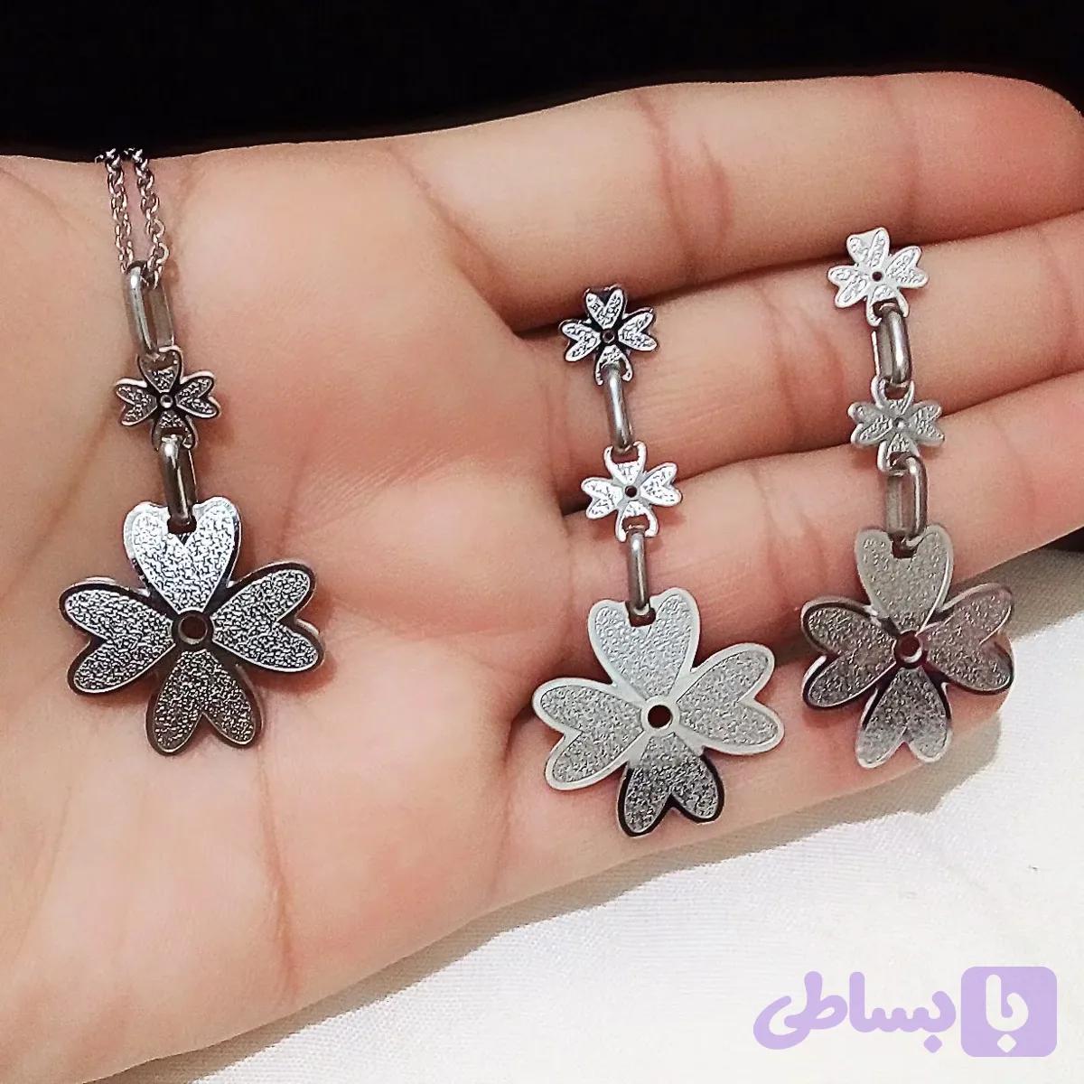 نیم ست زنانه استیل نقره ای رنگ ثابت و ضدحساسیت با زنجیر
