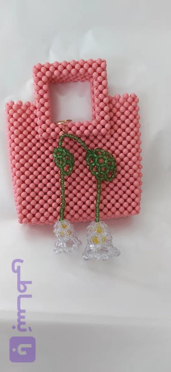 کیف مرواریدی مجلسی دسته مربعی زنانه 👸🏻👛 جادار مناسب موبایل و وسایل در رنگ‌بندی نامحدود. بدون زنجیر یا آستری هست. فیلم محصول در پیج اینستاگرامی zarana_bag