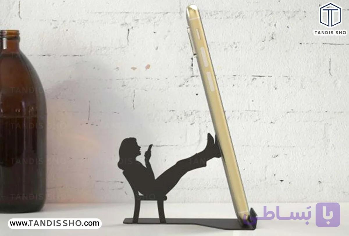 استند موبایل طرح بانوی نشسته