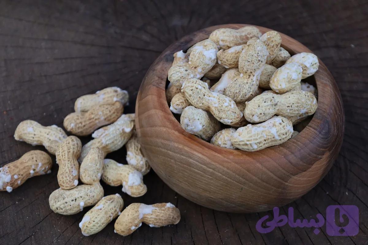 بادام زمینی با پوست