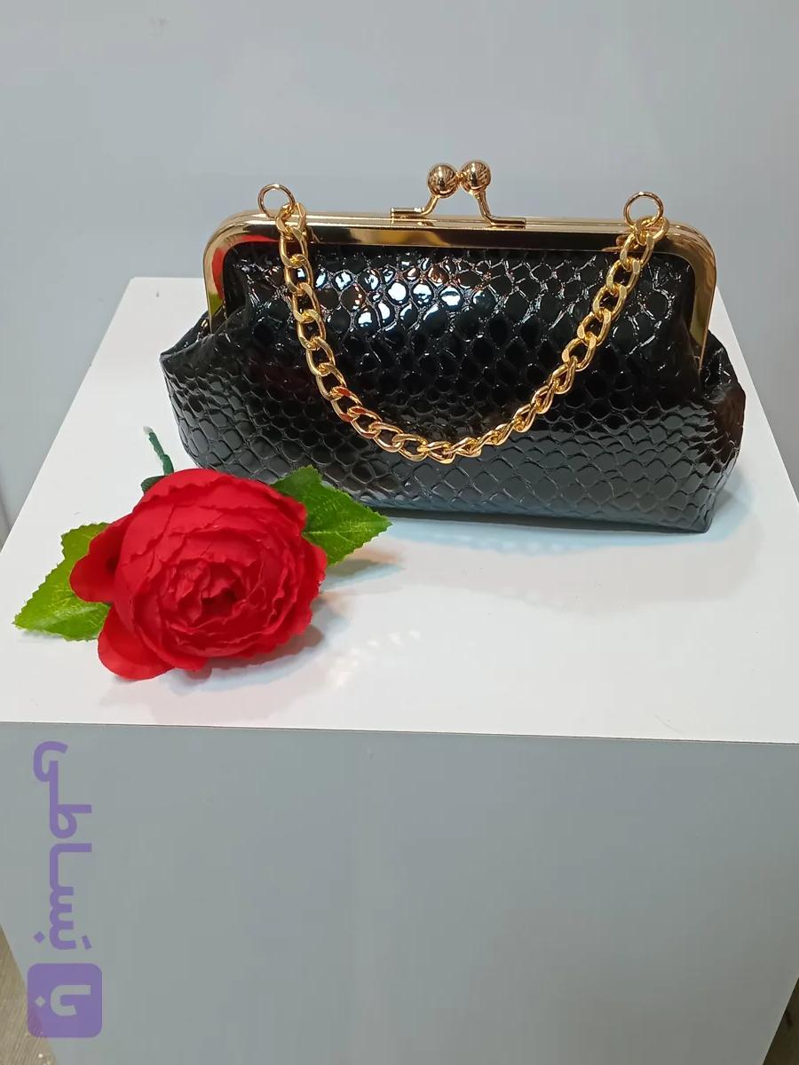 کیف مجلسی زنانه منگو طرح سنگی و ساده  شاین دار - با زنجیر دوشی طلایی و کیفیت تضمینی