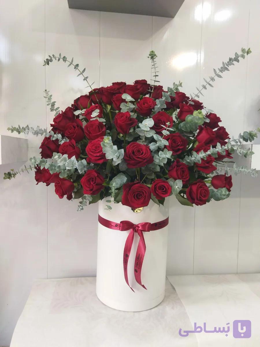 باکس گل طبیعی ۴۱ شاخه رز قرمز