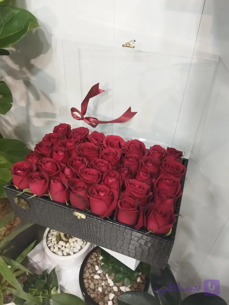 باکس گل درب شیشه ای با رز قرمز طبیعی ۳۵ شاخه ای