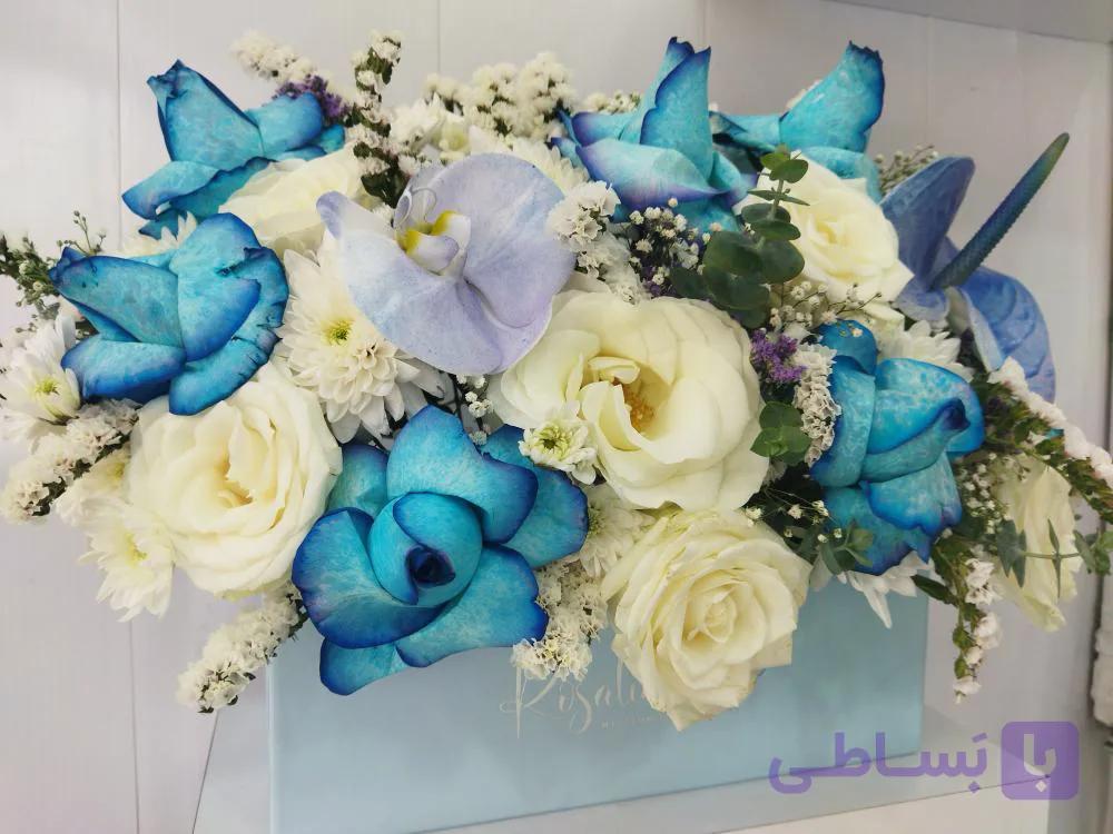 باکس گل طبیعی تم آبی سفید آنتریوم و رز و...