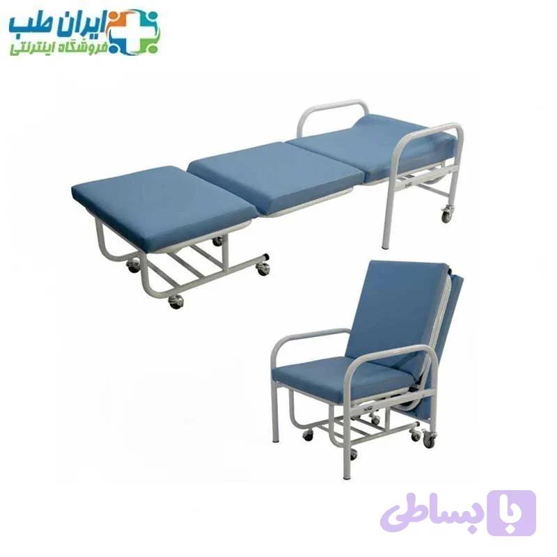 صندلی همراه بیمارستانی تاشو کنار تخت بیمار — تصویر 1