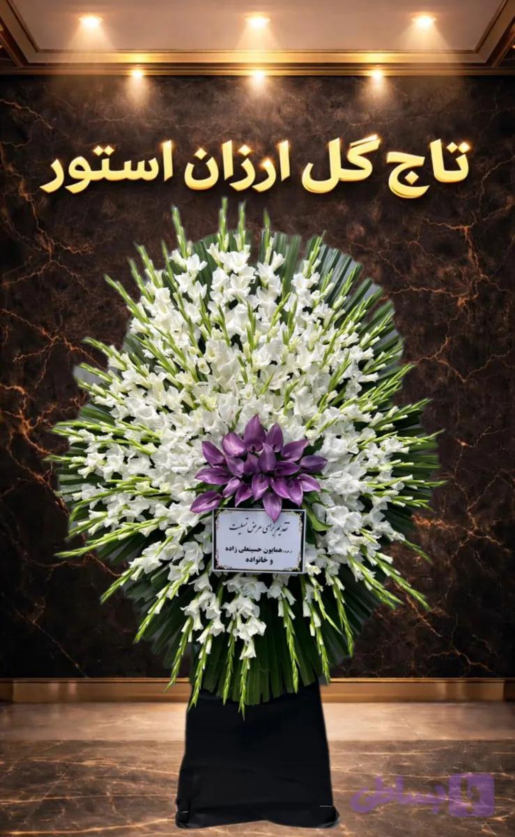 تاج گل یک طبقه ترحیم مسجد جامع آل یاسین / با گلهای گلایل و آنتریوم هلندی بنفش در ارتفاع ۲ متری
