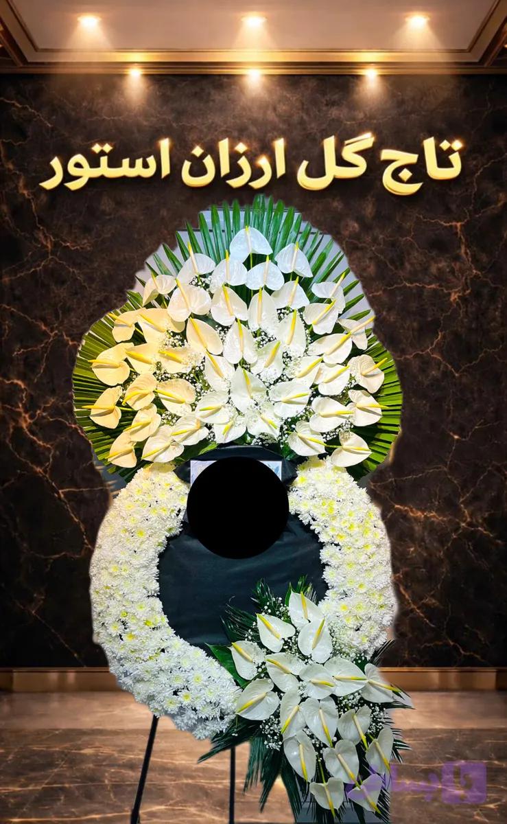 تاج گل ترحیم درباری مسجد الرضا / آنتریوم هلندی روی پایه مقاوم فلزی در ارتفاع ۲.۵ متری