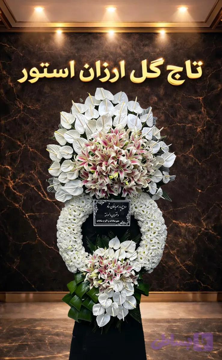 تاج گل ترحیم فانتزی | گل های آنتریوم هلندی و لیلیوم اورینتال در ارتفاع ۲ متر و ۳۰ سانتی متری پایه فلزی