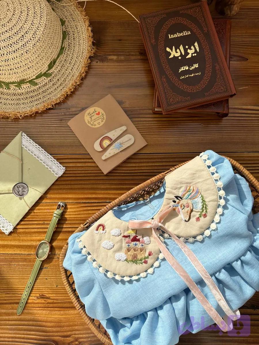 پیراهن دخترانه گلدوزی شده یقه بب طرح اسب تک شاخ (قصرخیال)