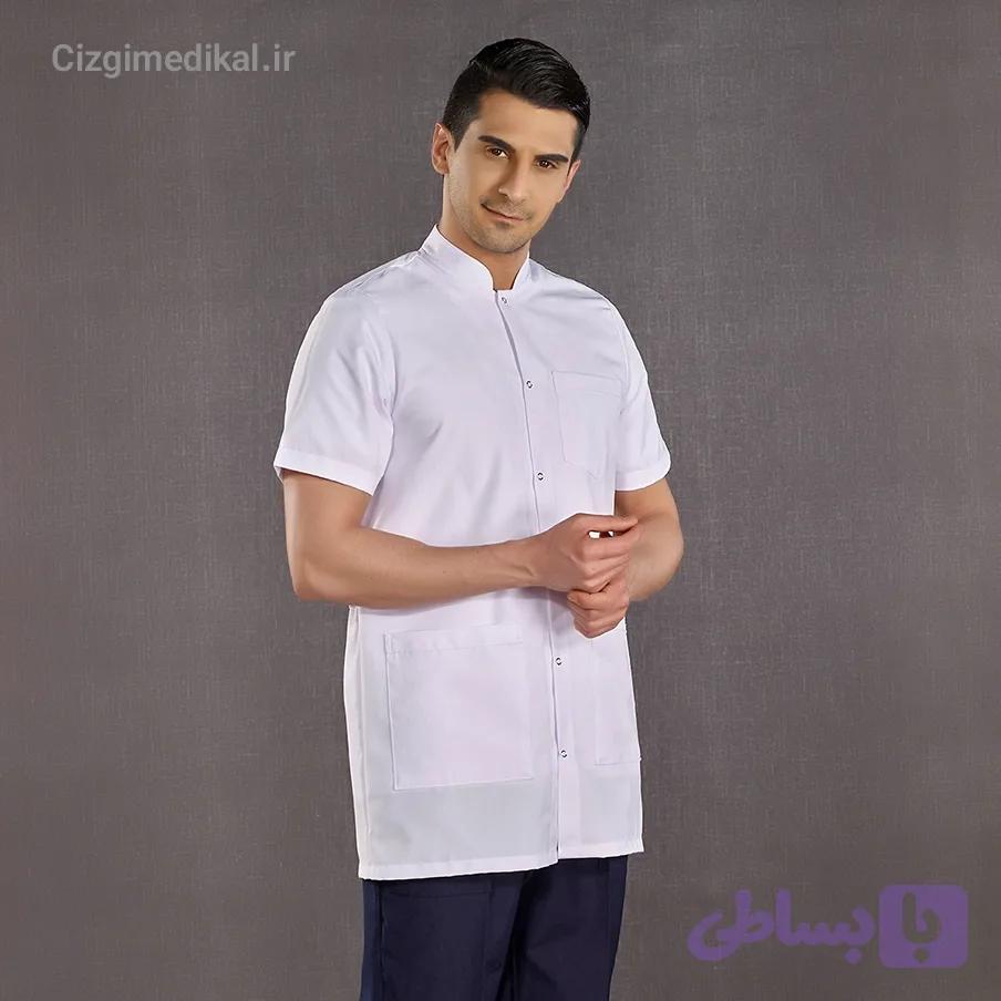 روپوش پزشکی مردانه چیزگی مدیکال مدل یقه ایستاده آستین کوتاه — تصویر 1