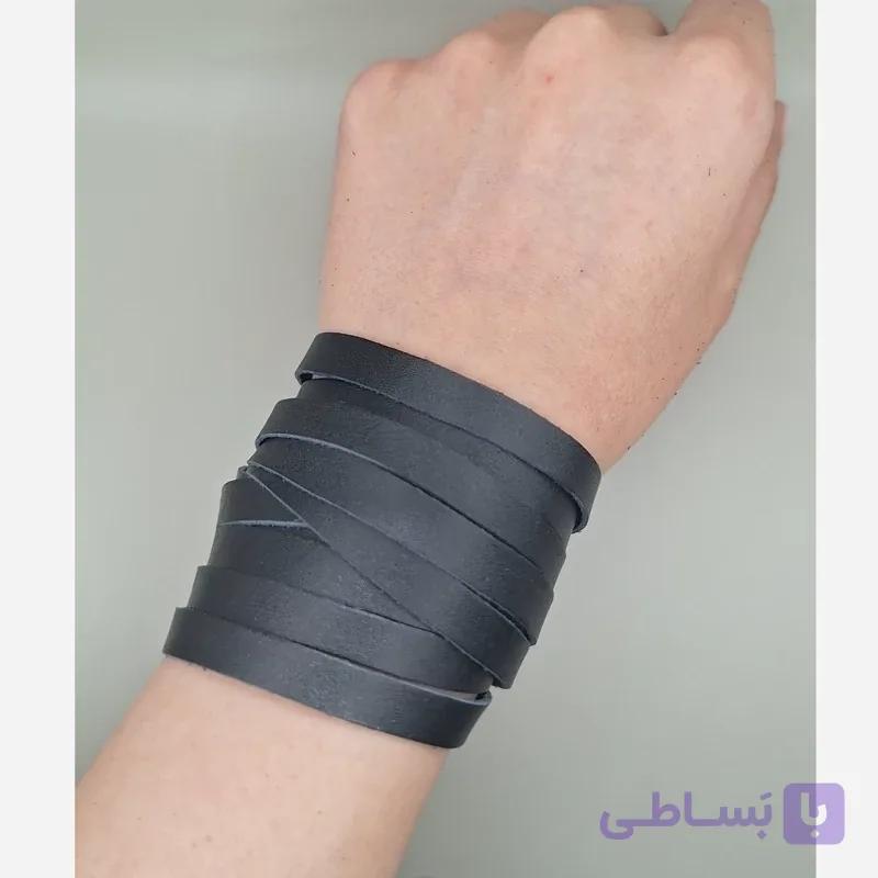 دستبند چرمی دستساز با طراحی دورپیچ و تنظیم سایز