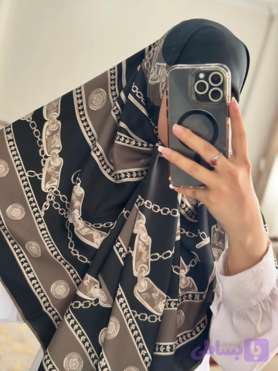 روسری ابریشم توییل وارداتی قواره۱۴۰دور دست دوز مشکی طلایی