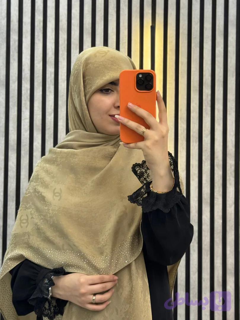 روسری وال اسلپ پتینه نگینی طرح چنل (شنل) رنگ کرم طلایی