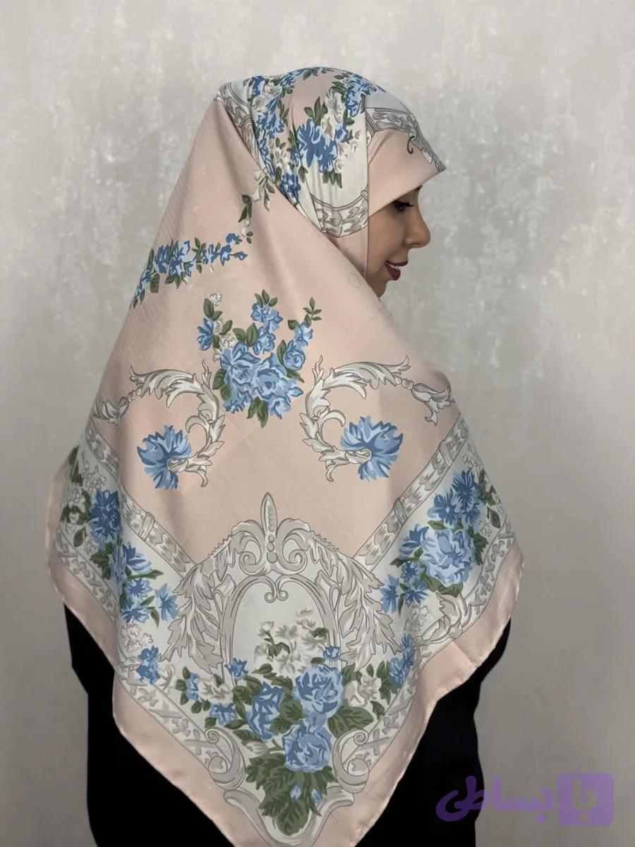 روسری ابریشم ژاکارددور دست دوز وارداتی طرح گل رنگ صورتی با گل های آبی