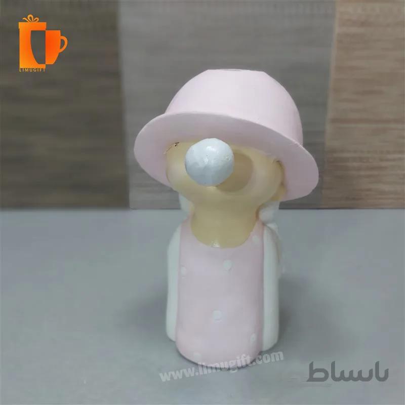 مجسمه پلی استری دختر آدامسی