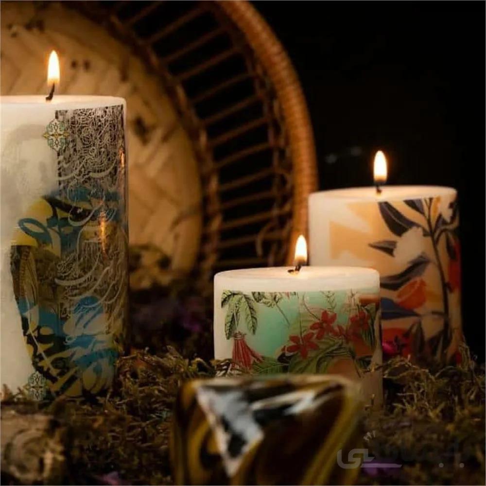 ست کامل شمع استوانه ای قطر 7 سانت سفید ترانسفر نقاشی خط در سه ارتفاع 15-10-7 ا Complete set of cylindrical candles with a diameter of 5.5 cm and a white crown in three heights of 10-15-10