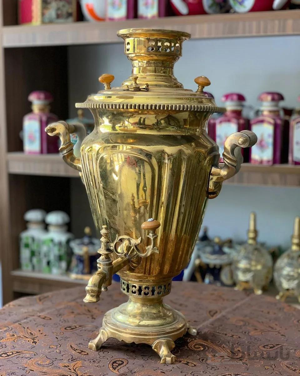 سماورزغالی روس اصل قدمتدار مهردا و بکربکر ارتفاع ۴۵ سانت جنس برنج وزن ۴ کیلوگرم